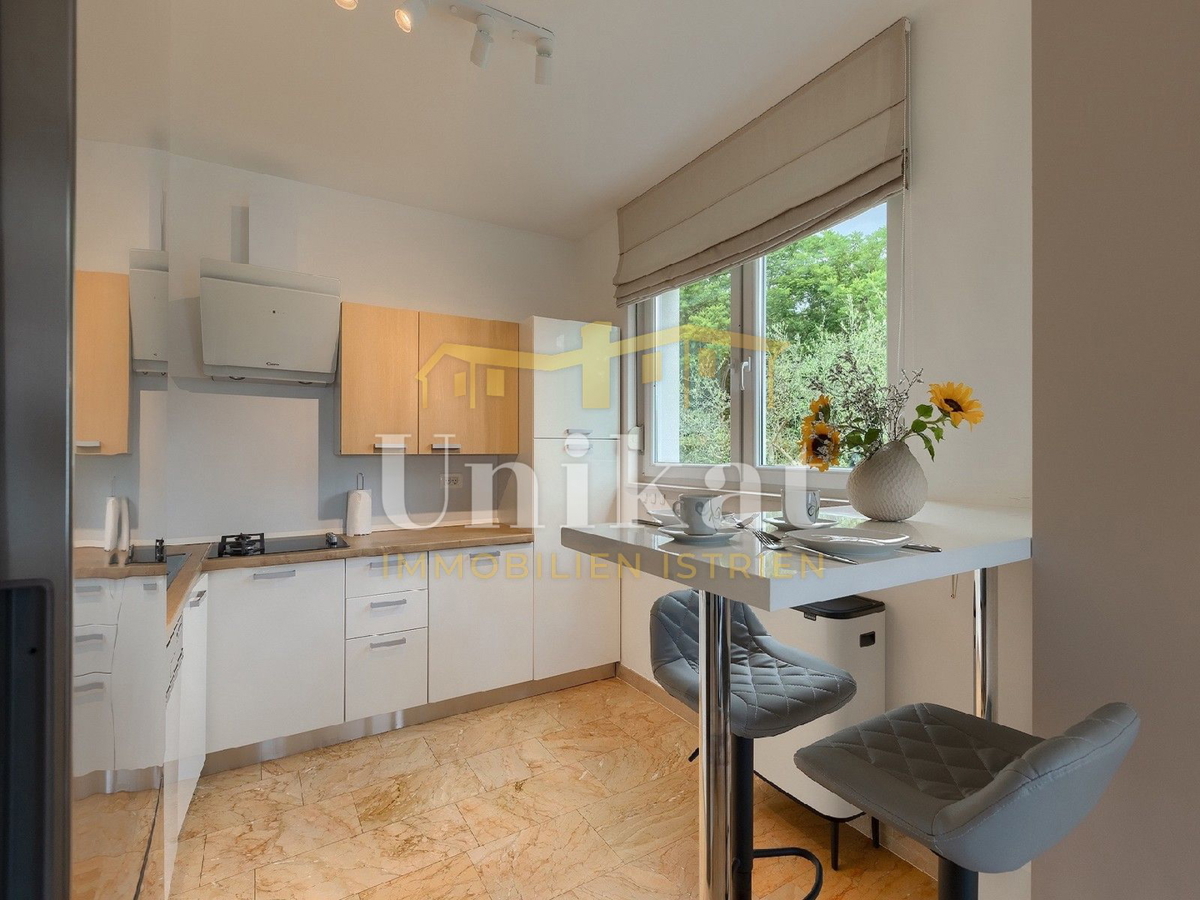 Moderna vila z notranjim in zunanjim bazenom